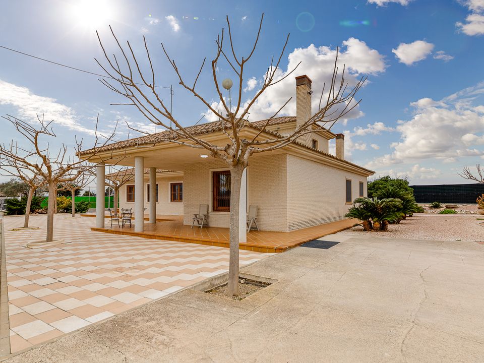 Properties for sale in Almoradi, Alicante province